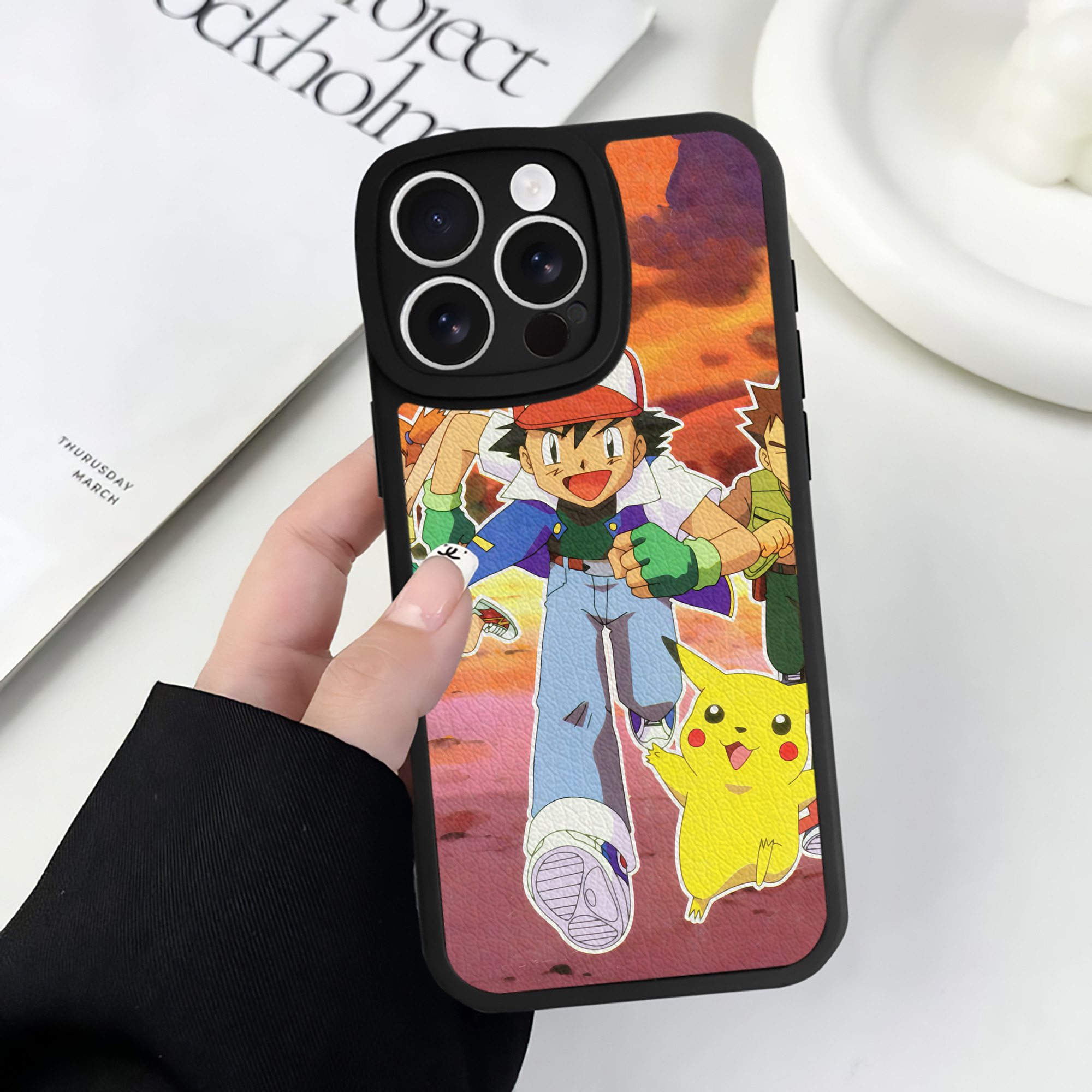 （画像用） ポケットモンスター Pokémon 【iPhone 16シリーズ対応】シリコンスマホケース（レザー調） 材質：シリコン